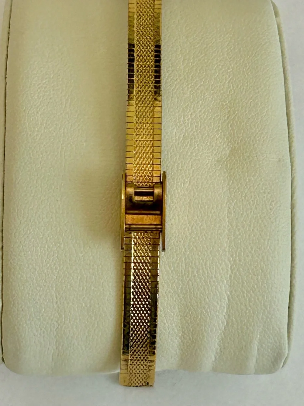 VTG ARMITRON LADIES QUARTS GOLD TONE OVAL DIAMOND ACCENT BEZEL WATCH NEW BATTERY